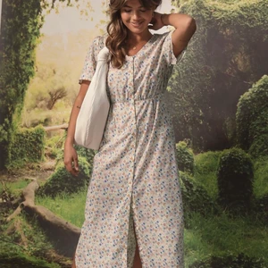 Sommarklänning - Jättefin sommarklänning, frontad av Matilda Djerf för nakd! Skriv om ni har några frågor!