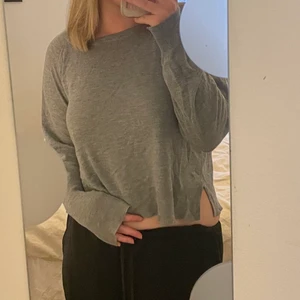 Tröja - Grå långärmad från zara! I nyskick och är superluftig o skön❤️‍🔥