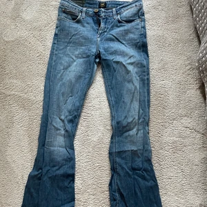 Lee jeans - Bootcut Jeans från lee. Säljer pga för små, använt fåtal gånger. Storlek  W26 L31 Köparen står för frakt