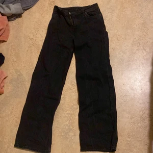 Wide jeans  - Ett par Wide jeans från Junkyard i storlek 26-27.