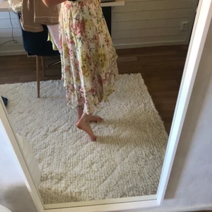 NA-KD kjol  - Blommig kjol från NA-KD  Lite längre baktill Storlek Xs