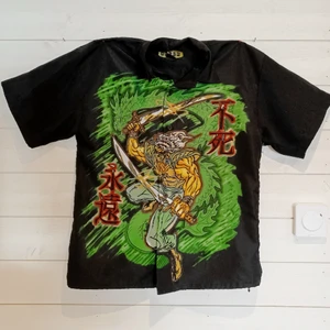 Asian Shirt - En kortärmad skjorta med cool tryck