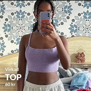 Top - Jättefin virkad top som är korsad där bak och knytt i en ruset längst ner, skulle säga att det är en XS men de är justerbar till en S😵