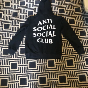 Anti social social club hoddie - Köpt för ett tag sen säljer pga för liten och inte min stil. Skick 8/10