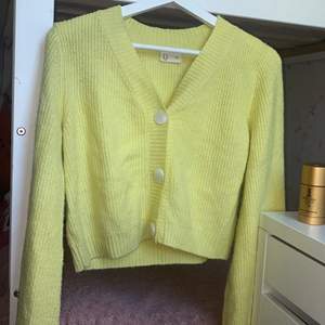 Gul tröja från Kappahl köpt för 170kr säljer för 100kr
