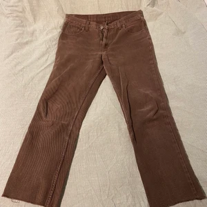 Bruna Levi's - Gamla riktigt retro manchester levi's. Det står storlek 33 men de är som 28/XS-S. Köpta på second hand, men aldrig använda av mig. Normalhög midja.