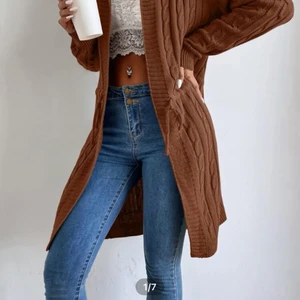 Stickad långkofta luva - En jättemysig stickad lång kofta med dragsko i midjan och luva. Ej använd. Skön o mjuk. Chokladbrun. Samfraktar med mina andra annonser om du vill