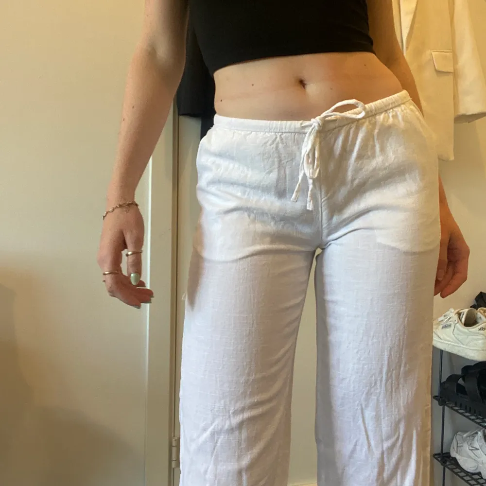 Fina vita linnebyxor från H&M i strl xs som tyvärr är lite för korta & tighta för mig som är 170. Aldrig använda, endast tvättade. Kan mötas upp i Stockholm, annars står du för frakten. Jeans & Byxor.