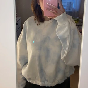 Sweatshirt  - En batikmönstrad sweatshirt. Vit med blåa fläckar. Aldrig använt denna förut. Den är i storlek L/XL men den passar till dom som har S och M. Den är stretchig. Du står för frakten.
