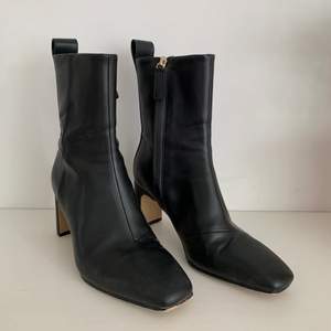 Säljer supersnygga boots med 7 cm klack från H&M. Svart läderimitation med dragkedja på insidan. Kantig/”Boxig” passform vid tårna. Använda 1 gång. 