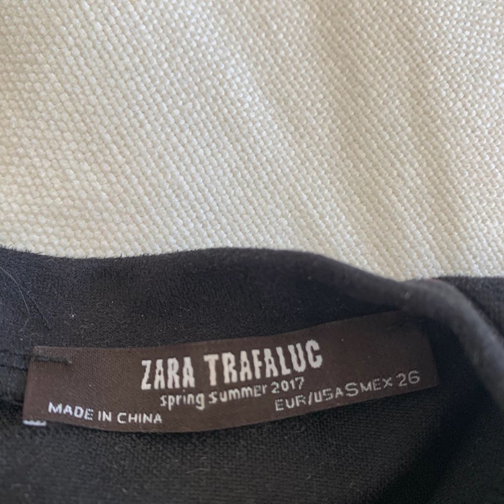 Svart/ mörkgrå topp från Zara i mocka material med dragkedja baktill. Cool till fest. Köpt i London och använd ett fåtal gånger. . Toppar.