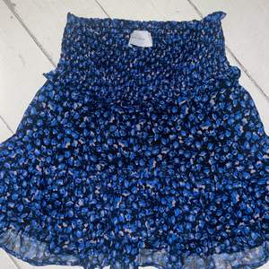 Skit snygg kjol ifrån neo noir med ett unikt mönster. Perfekt till sommaren 💕