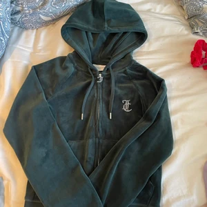 Juicy couture set mörkgrön  - Båda strl S. Använd ca 1-2 gånger. (Fick i present av mitt ex🙄) Vill gärna bli av med det. Har även en juicy tröja i brunt som även i går i priset. 1500kr för 2 tröjor och ett par byxor. 