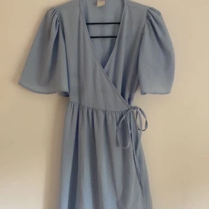 Klänning - Fin sommarklänning. Jag på bilden är 166 cm lång, passar mig. Storlek S.  Köpt förra sommaren på Only, använd ett par gånger. Skriv om du vill se fler bilder på passform!