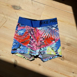 Nike Pro shorts - Mönstrade Nike Pro shorts i jättebra skick! Superfina färger och sitter jättefint!