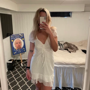 Klänning - Säljer denna supersöta klänning då den aldrig kom till användning. Tänkte ha den på studenten men blev inte så då jag hittade en annan.