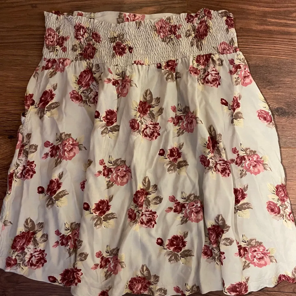 Säljer denna jättesöta kjol med blommor. Den slutar ungefär vid knäna och har fickor!. Kjolar.