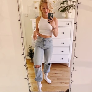 Blåa jeans från Ginatricot  - Säljer dessa omtyckta jeans från Ginatricot med hål på knäna. De är använda men i mycket gott skick. Säljer för att de tyvärr har blivit för små för mig. Frakt tillkommer om inget annat är överenskommet ☺️