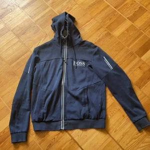 Hugo boss zip Hoodie  - Använt ett bra tag, lite sliten därför till det billiga priset, men skön passform både för M och S då jag är emellan 
