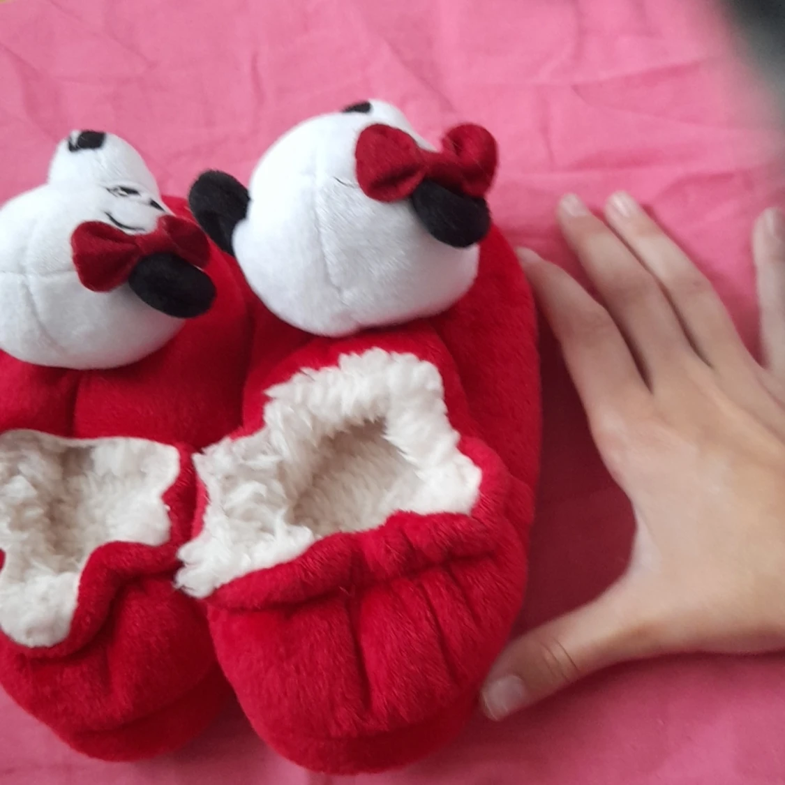 Ett par väldigt mjuka och fluffiga skor/tofflor, med djuransikte - 91