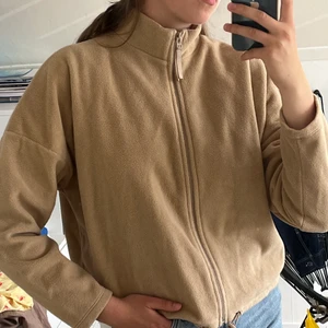 Fleecetröja med zip up - En mycket fin och mysig tröja från Gina tricot. Hittades under en garderobsrensning och är så gott som aldrig använd. Den har därför inga defekter och jag säljer bara pga att den inte kommer till användning. Vid frågor eller fler bilder, kontakta gärna ☺️✨