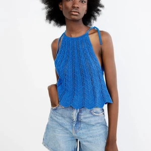 Stickad topp - Säljer nu denna jättefina toppen från Zara som inte kommer till användning. Aldrig använd och superfin nu till sommaren. Slutsåld på hemsidan.