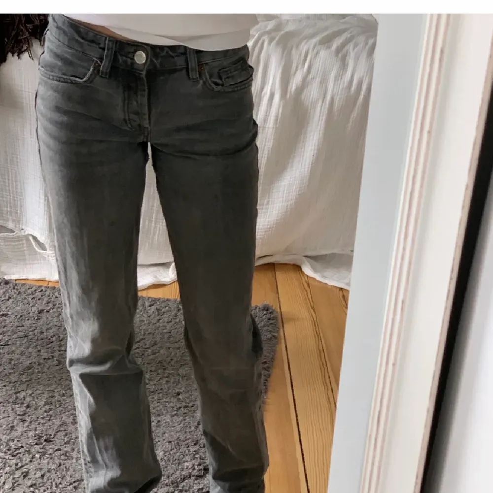 Gråa lågmidjade jeans storlek 26/30, aldrig använda då de va för små för mig! Från weekday i modellen Arrow Low, nypris är 500kr. Jeans & Byxor.