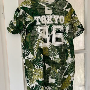 T-shirt Klänning  - T-shirt klänning går ned till strax innan knä Köpt i Spanien på HM  Storlek 40/ M