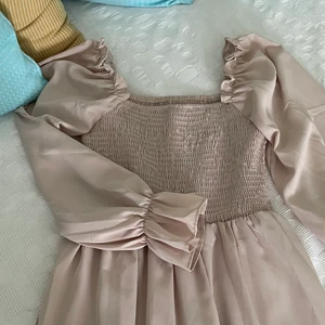 Klänning - SHEIN - Så himla vacker klänning från shein i tunnt och skönt material. Är i nyskick och i storlek S. Frakt tillkommer. Köpt för 199kr