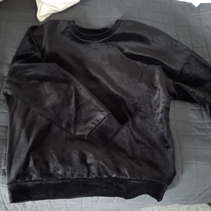 Sweatshirt, & other stories - Svart sweatshirt i sammetsliknande struktur som får olika uttyck i olika ljus. Boxig passform från Paris atelier.