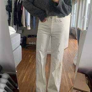 Snygga  vita/beiga jeans i modellen Boulevard från Lager 157! Storlek xxs, på mig som är 160 går de precis till fötterna. Bra skick☺️