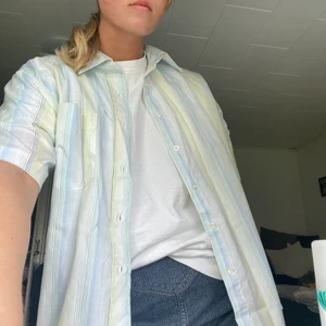 Randig T-shirt skjorta - Pastellfärgad randig t-shirt skjorta, köpt secondhand och superfin över en bikini eller t ex en vit klänning ⭐️