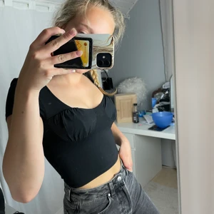 Svart t-shirt  - En svart tunn somrig tröja med en söm runt bysten. Kortare modell Aldrig använd