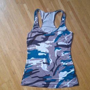 Träningstopp - Märkestlös träningstopp. Tunn och skön. 