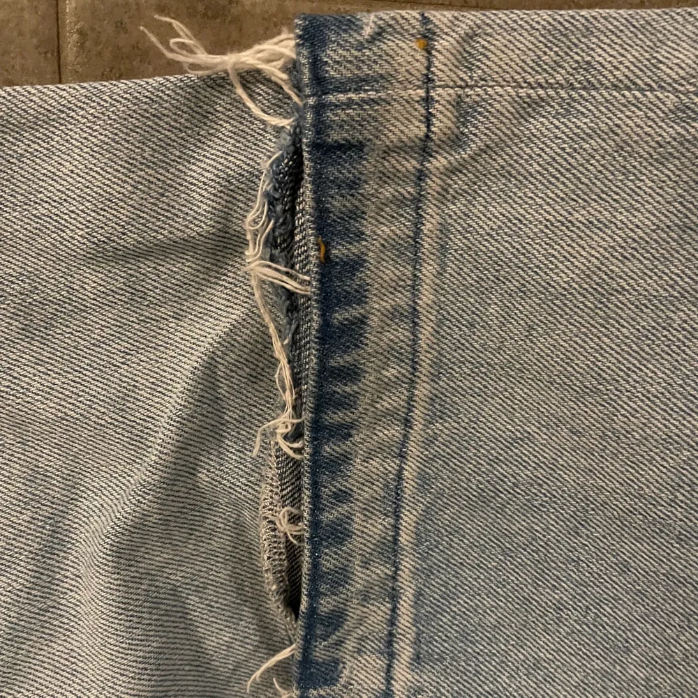 Blåa jeans från Monki, straight leg och uppsprättade längst ned (jag är 160)❣️. Jeans & Byxor.