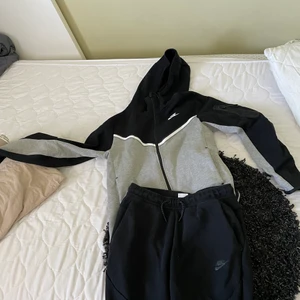 Nike tech fleece - En Nike tech fleece med grå svarta överdelen och svarta byxor storlek S passar M bra ihop inte jätte använd. Ny pris 2400  mitt pris: byxorna sålda och tröjan 800 Köparen står för frakt
