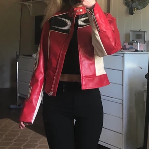 Cool jacka - Så snygg jacka, har tyvärr inte använt då jag har många andra! så helt oanvänd. Köptes för drygt 800 