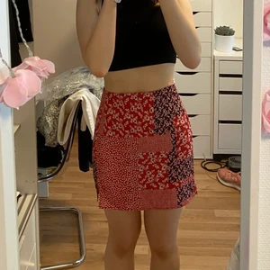 Kjol - Superfin kort kjol från Chiquelle som köptes förra året💗💗 Den är helt oanvänd med prislappen kvar!! Säljer den därför att jag beställde två storlekar och glömde skicka tillbaka denna. Köptes för 379<3 Köparen står för frakt!!