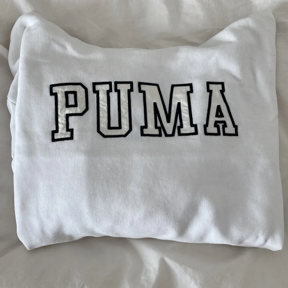 Hej! Säljer denna jättemysiga och sköna lite oversized PUMA hoodien!! Säljer då den inte kommer till användning längre + flytt! Några små missfärgningar vid bokstäverna men inget märkbart🤍. Hoodies.