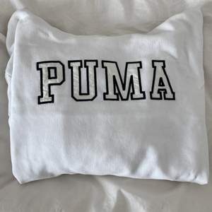 Hej! Säljer denna jättemysiga och sköna lite oversized PUMA hoodien!! Säljer då den inte kommer till användning längre + flytt! Några små missfärgningar vid bokstäverna men inget märkbart🤍