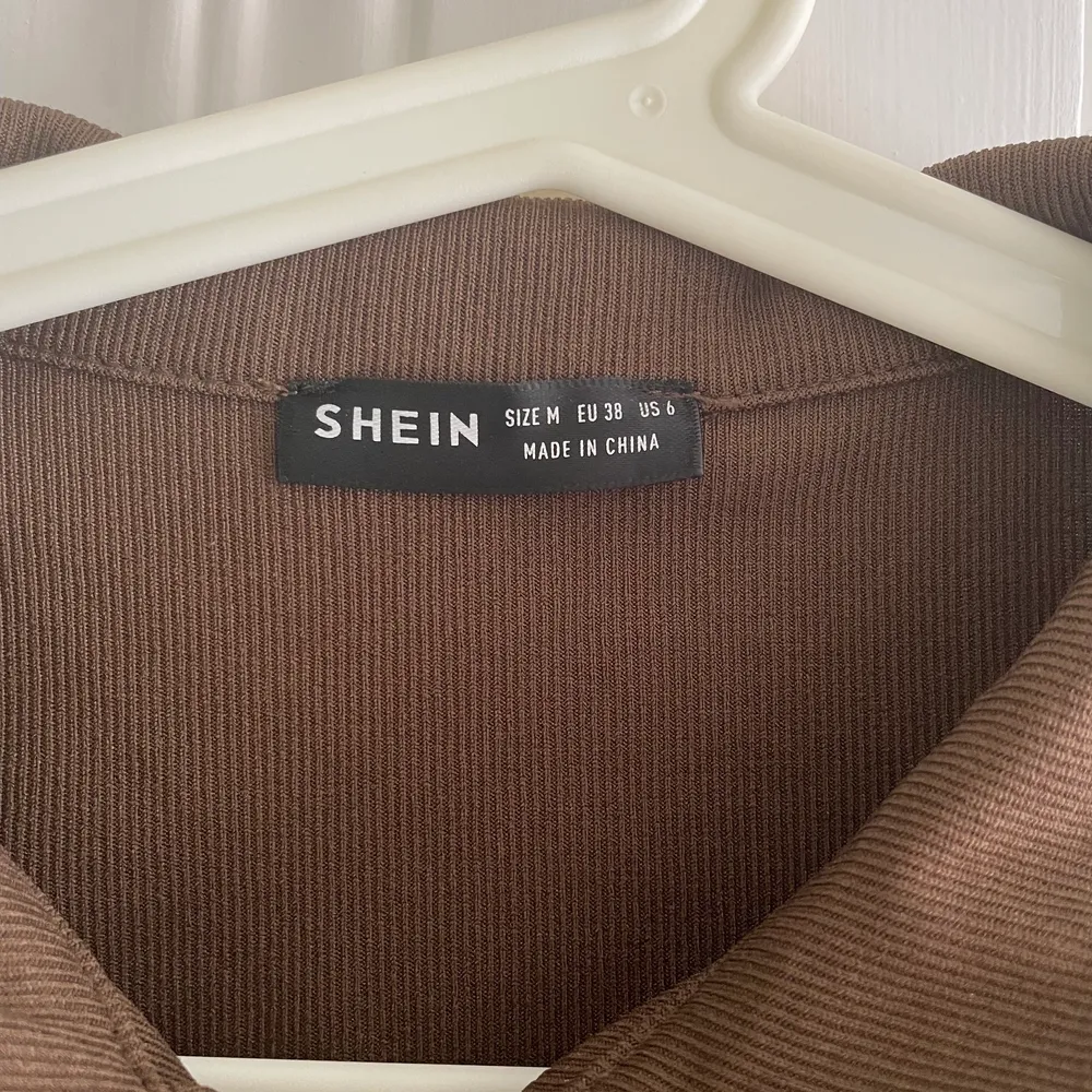 Hej säljer en super fin tröja från SHEIN. Älskar den men kommer tyvärr inte till användning! Svarta knappar som går att knäppa upp om man vill! Använd fåtal gånger som ny! . Toppar.