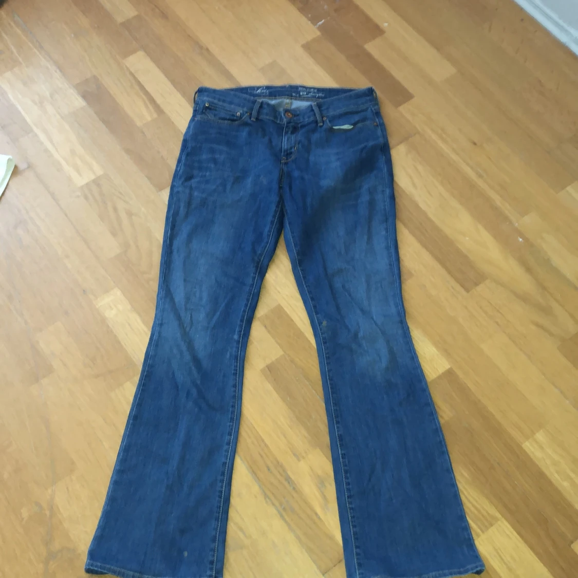 Lågmidjade utsvängda Levis jeans från 2000-talet 