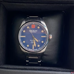 Swiss Military Hanowa Klocka - Säljer klockan då jag vill uppgradera till något annat. Låset där bak (bild 2) har lossnat men går att laga. Den funkar utan också. Dessutom lite lös metall mellan armband och klockan.🫡  Kan gå ner i pris vid snabb affär.