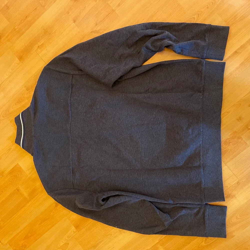Boss sweatshirt inköpt från zalando för 1799 2020. Storleken är M och sitter som den ska och är endast använd ett fåtal gånger. . Tröjor & Koftor.
