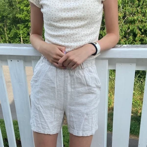 T-shirt med blommor - En söt blommig tröja från Brandy Melville, är ganska liten men samtidigt stretchig plus aldrig använd 🤍🤍