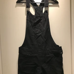 Hängselbyxor (shorts) strl 38 - Svarta shorts hängselbyxor i strl 38 från HM Divided🌸