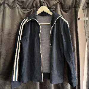 Zip-up  - Jacka från Beyond retros garagesale. Påminner om en adidasjumper men i strävare material. Passar XS-S, 50kr❤️‍🔥