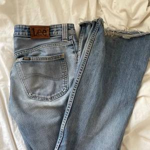 Ljusblåa lee jeans - KÖP INTE DIREKT!!!!! Ett par ljusblåa Jeans från lee som tyvärr är lite stora för mig. Skriv för fler bilder. Jag är 170. Postar eller möts upp i Stockholm. 💞