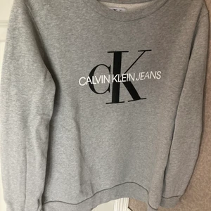 Calvin Klein tröja  - Säljer denna fina sweatshirt som är för liten för mig. Den är i stl M och sitter jättesnyggt på. I bra o använt skick 
