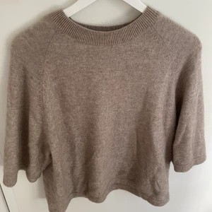  other stories tröja - Säljer min other stories tröja som inte längre används🤍 ( nypris 590kr ) finns inte kvar att köpa i butik, säljer för 200kr